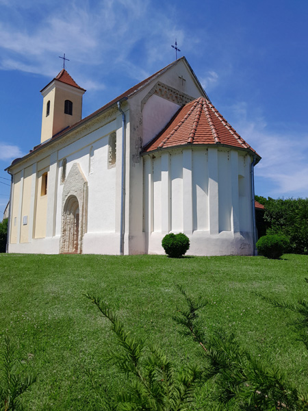 Árpád-kori Mindenszentek templom Polán